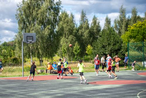 Dzieci grające w koszykówkę.